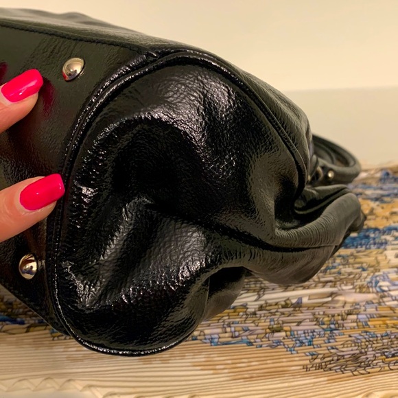 🔥Ferragamo Gancini Black Patent Leather Handbag🔥 - Picture 6 of 15